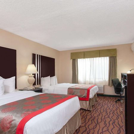 รามาดา บาย วินด์แฮม ไททัสวิลล์/เคนเนดี สเปซ เซ็นเตอร์ Hotel ภายนอก รูปภาพ