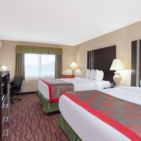 รามาดา บาย วินด์แฮม ไททัสวิลล์/เคนเนดี สเปซ เซ็นเตอร์ Hotel ภายนอก รูปภาพ