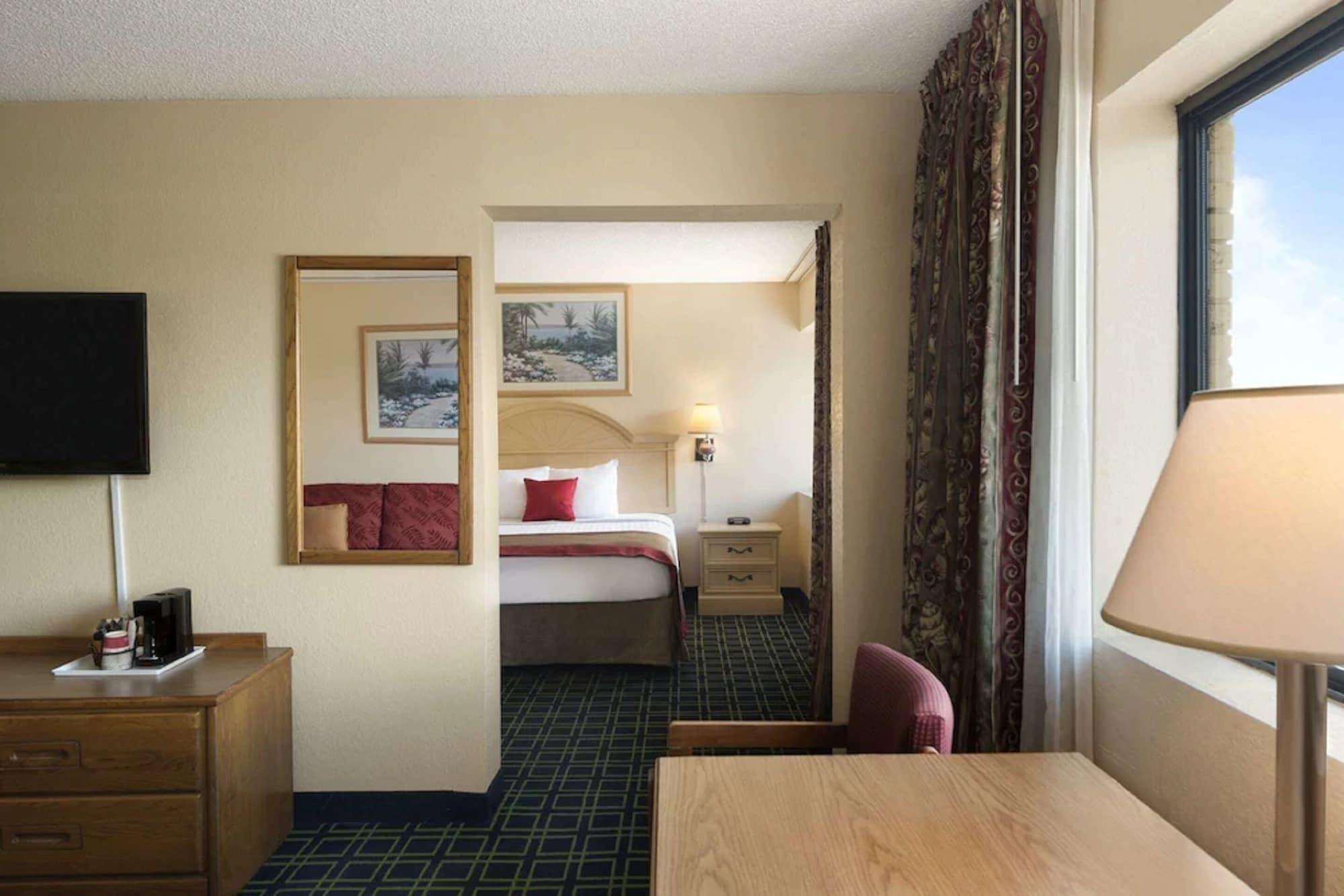 รามาดา บาย วินด์แฮม ไททัสวิลล์/เคนเนดี สเปซ เซ็นเตอร์ Hotel ภายนอก รูปภาพ