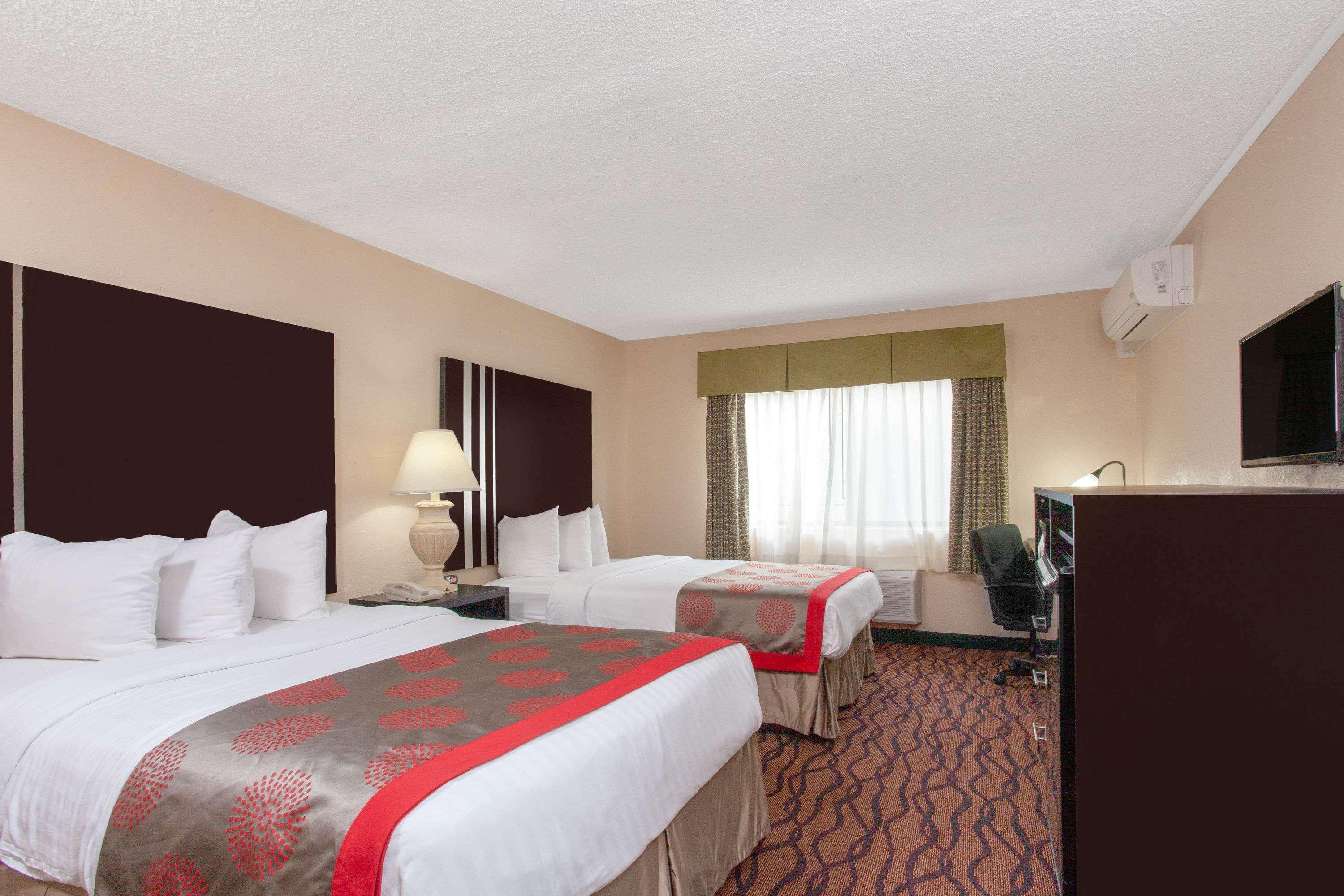 รามาดา บาย วินด์แฮม ไททัสวิลล์/เคนเนดี สเปซ เซ็นเตอร์ Hotel ภายนอก รูปภาพ