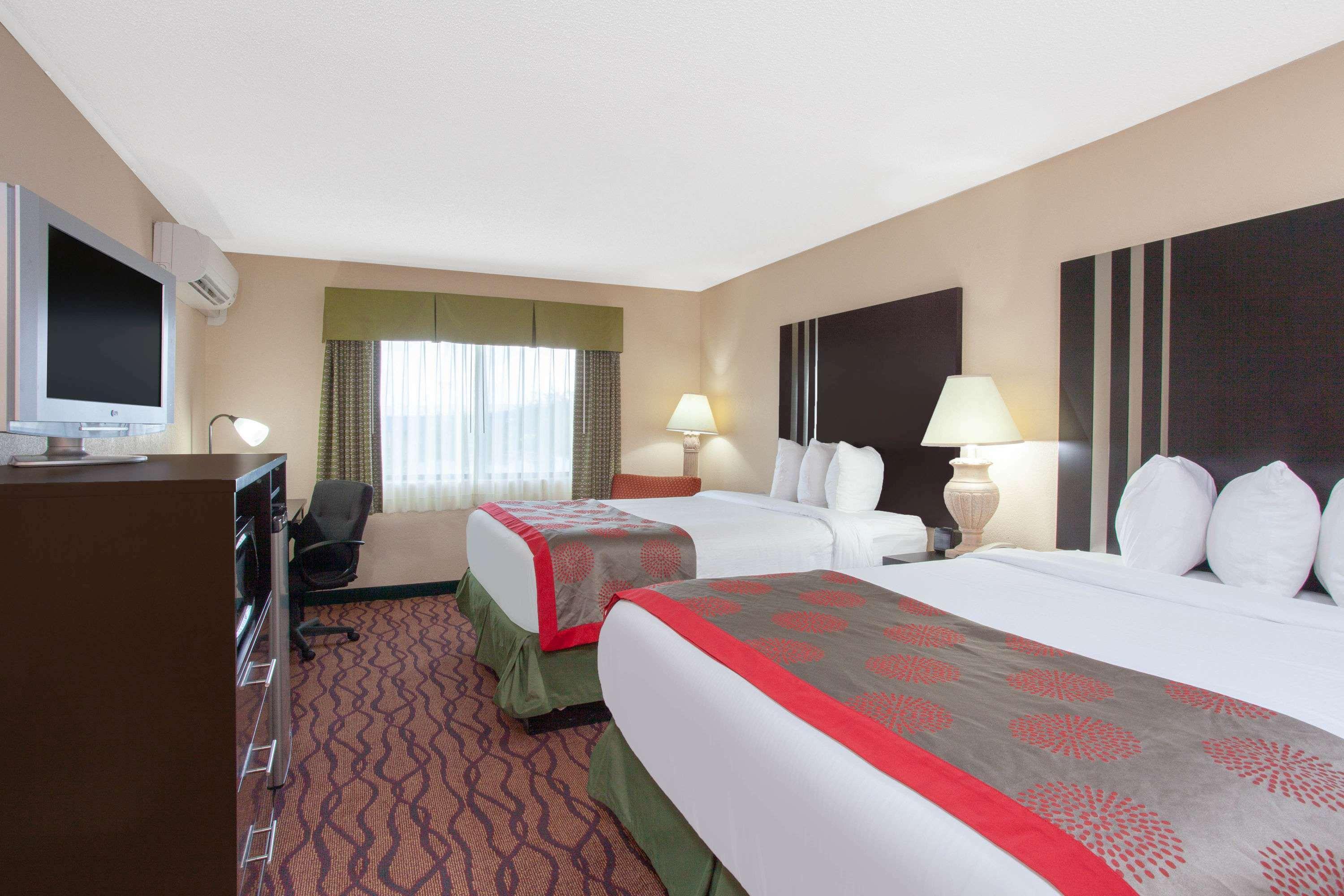 รามาดา บาย วินด์แฮม ไททัสวิลล์/เคนเนดี สเปซ เซ็นเตอร์ Hotel ภายนอก รูปภาพ