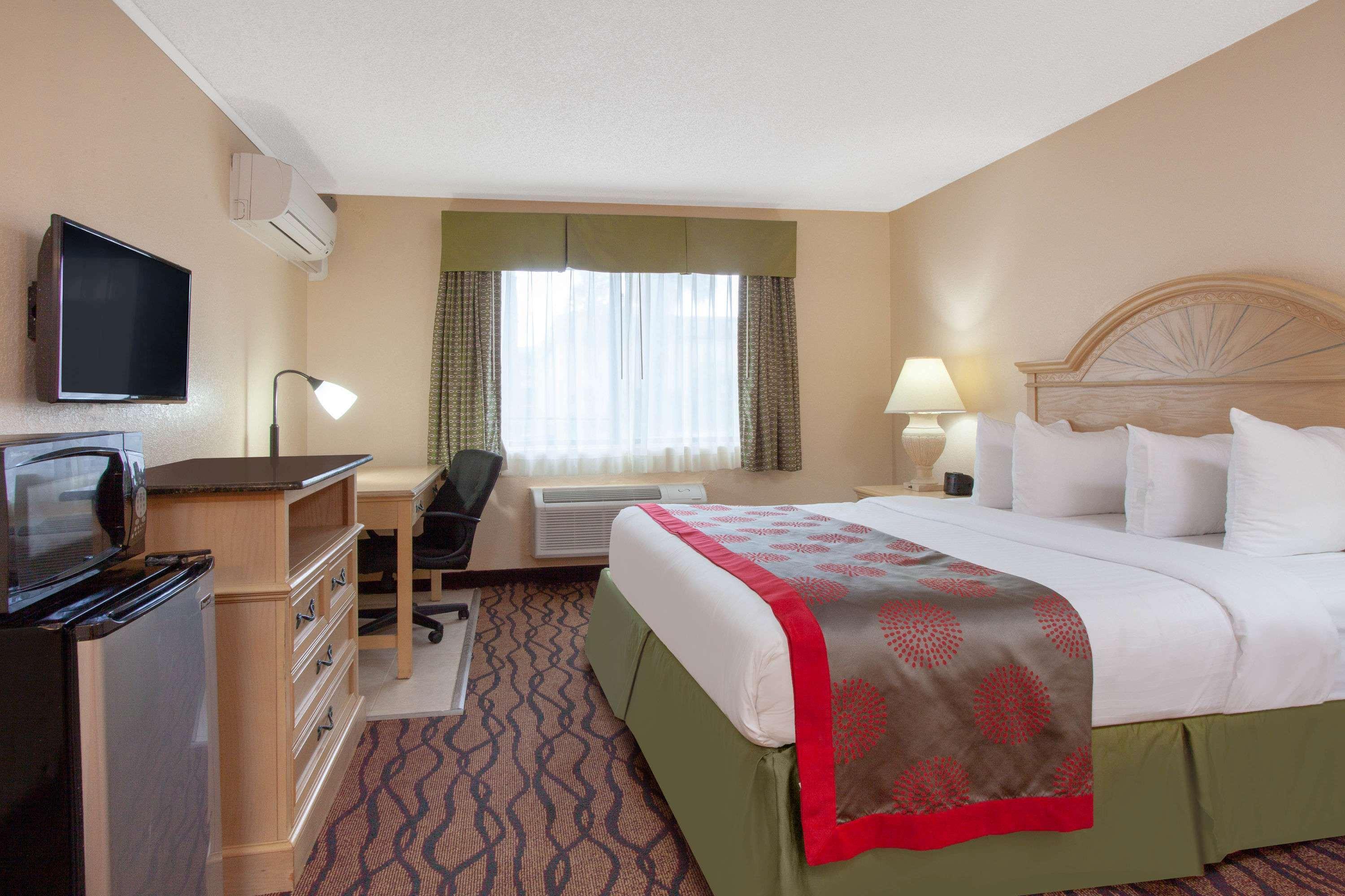 รามาดา บาย วินด์แฮม ไททัสวิลล์/เคนเนดี สเปซ เซ็นเตอร์ Hotel ภายนอก รูปภาพ