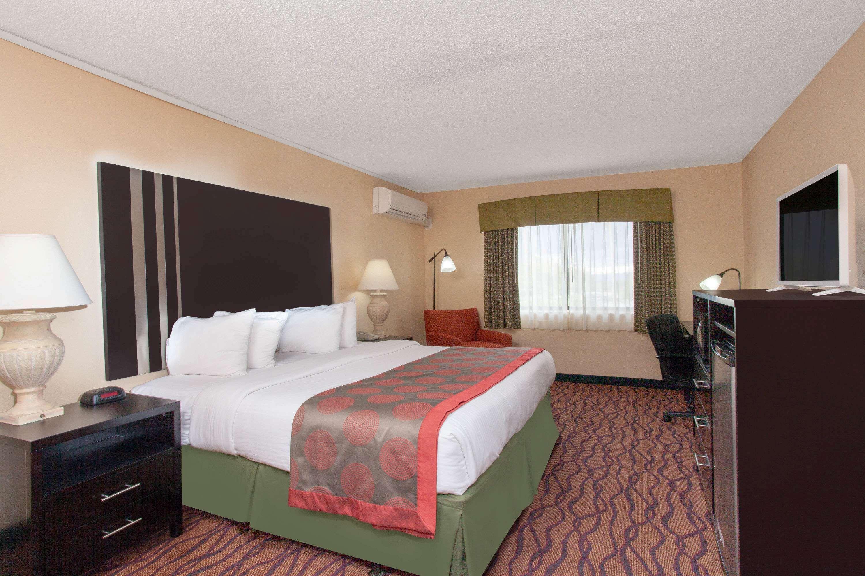 รามาดา บาย วินด์แฮม ไททัสวิลล์/เคนเนดี สเปซ เซ็นเตอร์ Hotel ภายนอก รูปภาพ
