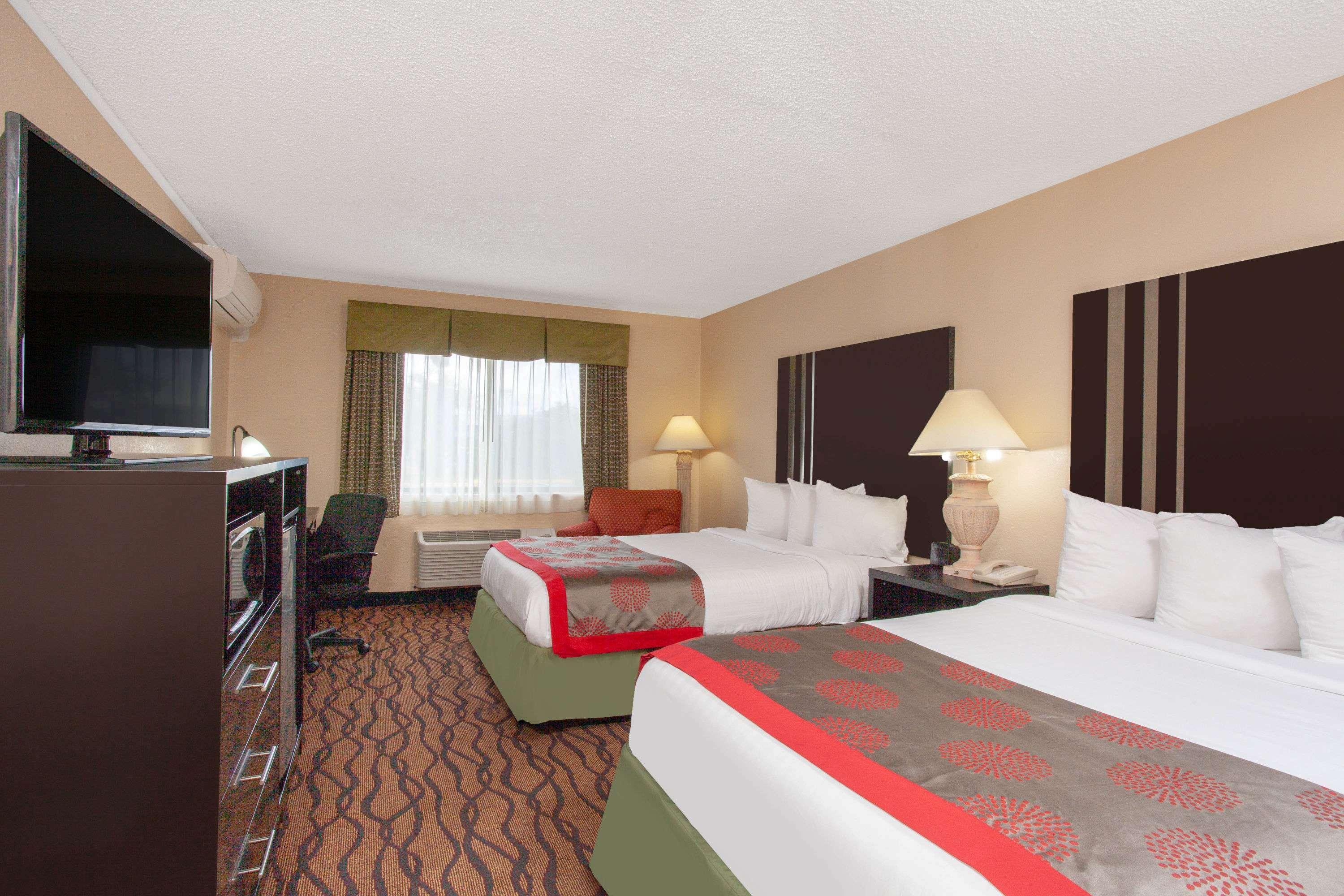 รามาดา บาย วินด์แฮม ไททัสวิลล์/เคนเนดี สเปซ เซ็นเตอร์ Hotel ภายนอก รูปภาพ