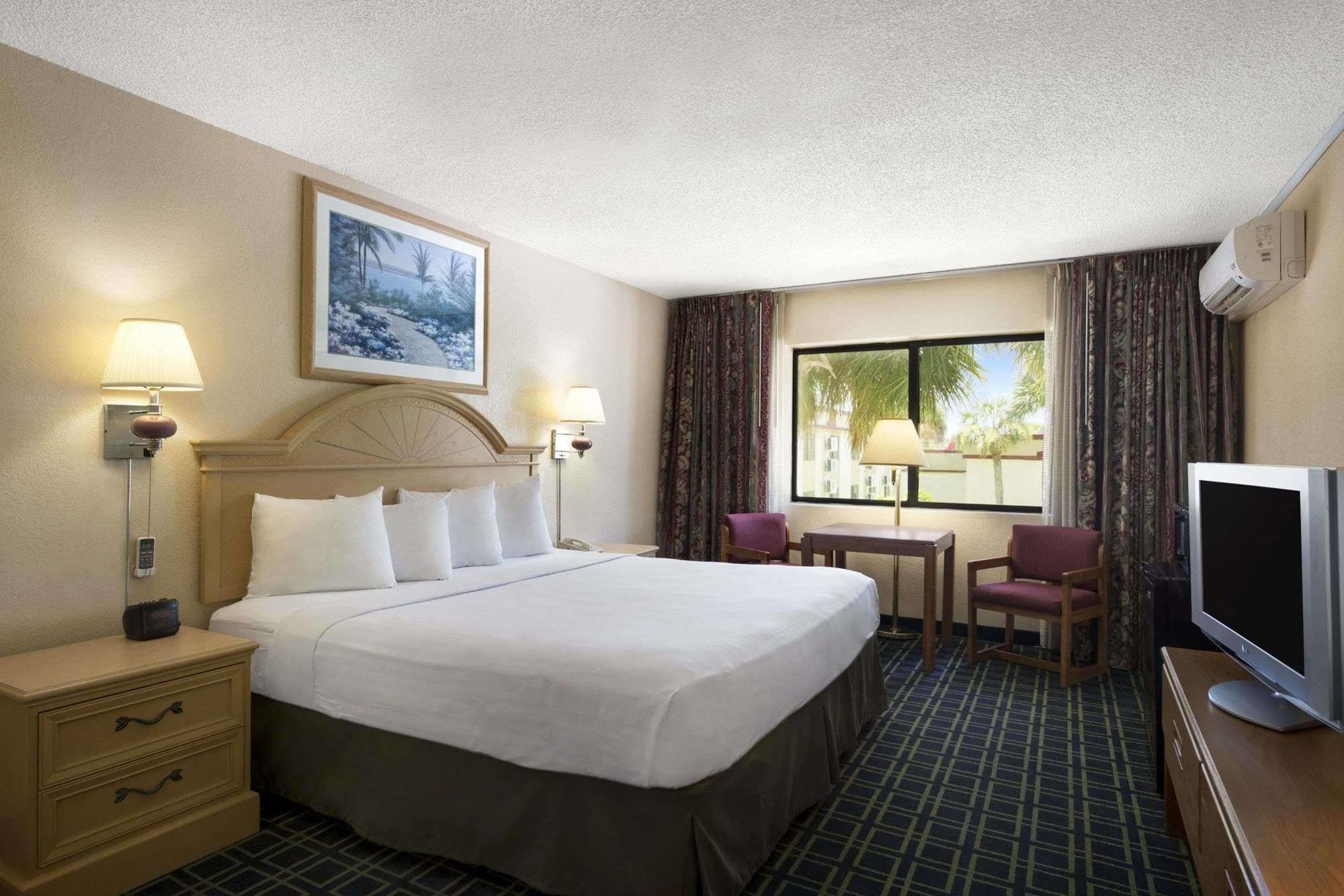 รามาดา บาย วินด์แฮม ไททัสวิลล์/เคนเนดี สเปซ เซ็นเตอร์ Hotel ภายนอก รูปภาพ