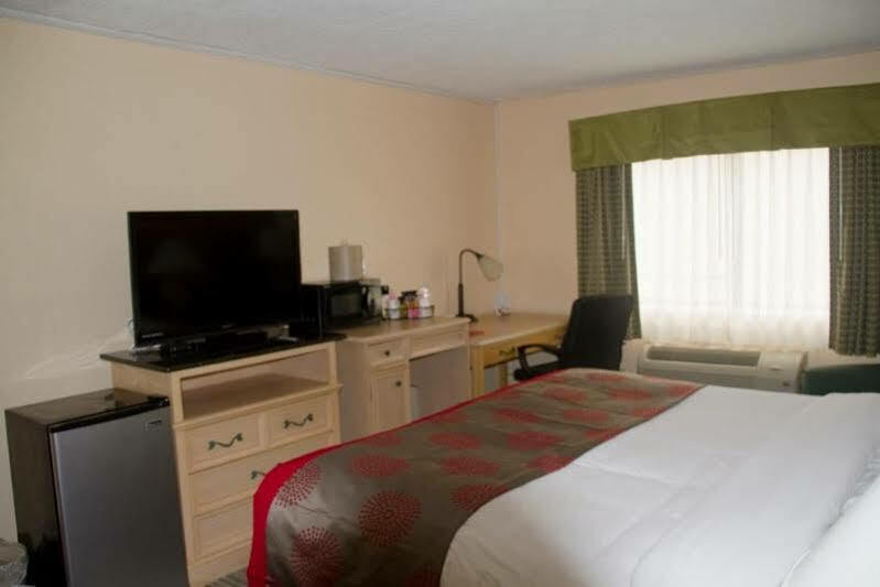 รามาดา บาย วินด์แฮม ไททัสวิลล์/เคนเนดี สเปซ เซ็นเตอร์ Hotel ภายนอก รูปภาพ