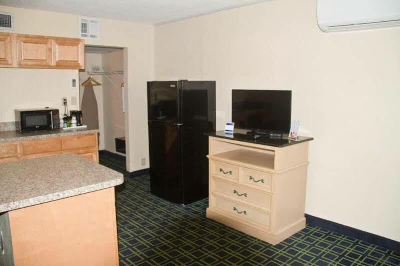 รามาดา บาย วินด์แฮม ไททัสวิลล์/เคนเนดี สเปซ เซ็นเตอร์ Hotel ภายนอก รูปภาพ