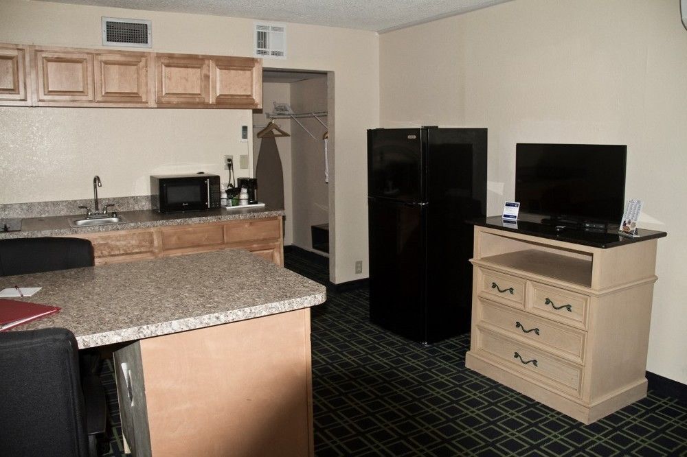 รามาดา บาย วินด์แฮม ไททัสวิลล์/เคนเนดี สเปซ เซ็นเตอร์ Hotel ภายนอก รูปภาพ