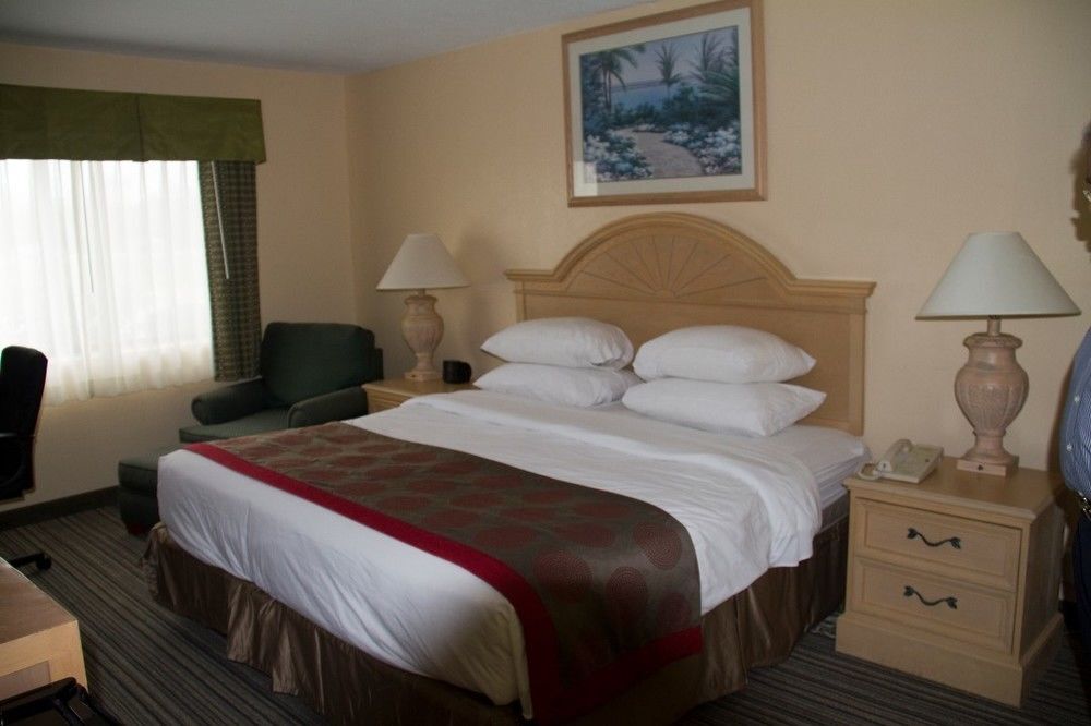 รามาดา บาย วินด์แฮม ไททัสวิลล์/เคนเนดี สเปซ เซ็นเตอร์ Hotel ภายนอก รูปภาพ