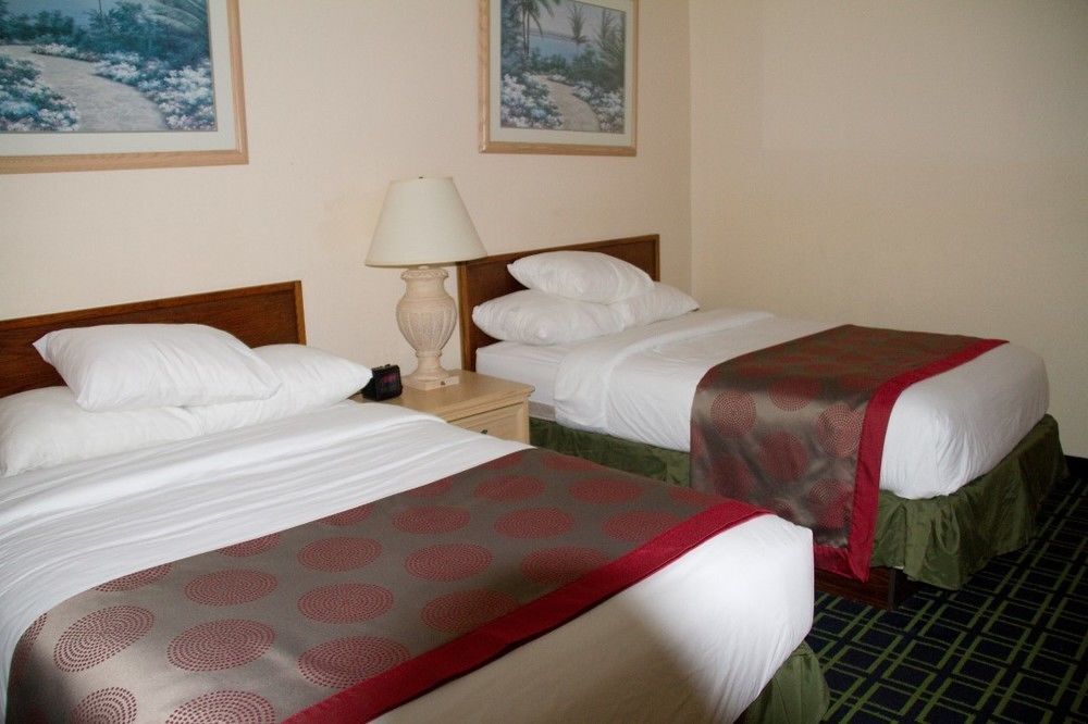 รามาดา บาย วินด์แฮม ไททัสวิลล์/เคนเนดี สเปซ เซ็นเตอร์ Hotel ภายนอก รูปภาพ