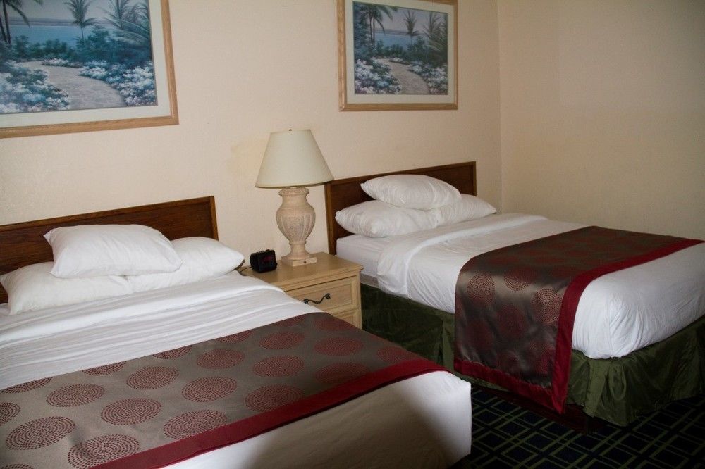 รามาดา บาย วินด์แฮม ไททัสวิลล์/เคนเนดี สเปซ เซ็นเตอร์ Hotel ภายนอก รูปภาพ