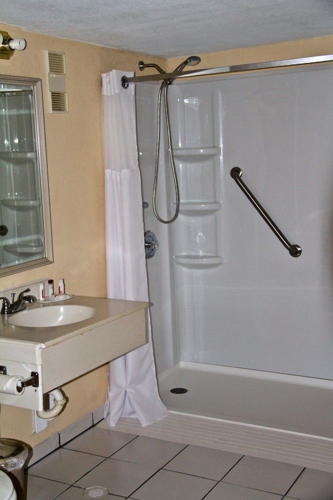 รามาดา บาย วินด์แฮม ไททัสวิลล์/เคนเนดี สเปซ เซ็นเตอร์ Hotel ภายนอก รูปภาพ